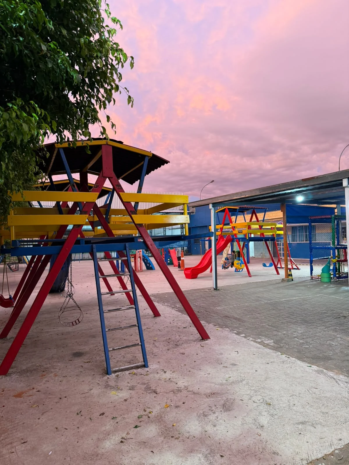 Playground do Colégio Porto Feliz ao entardecer